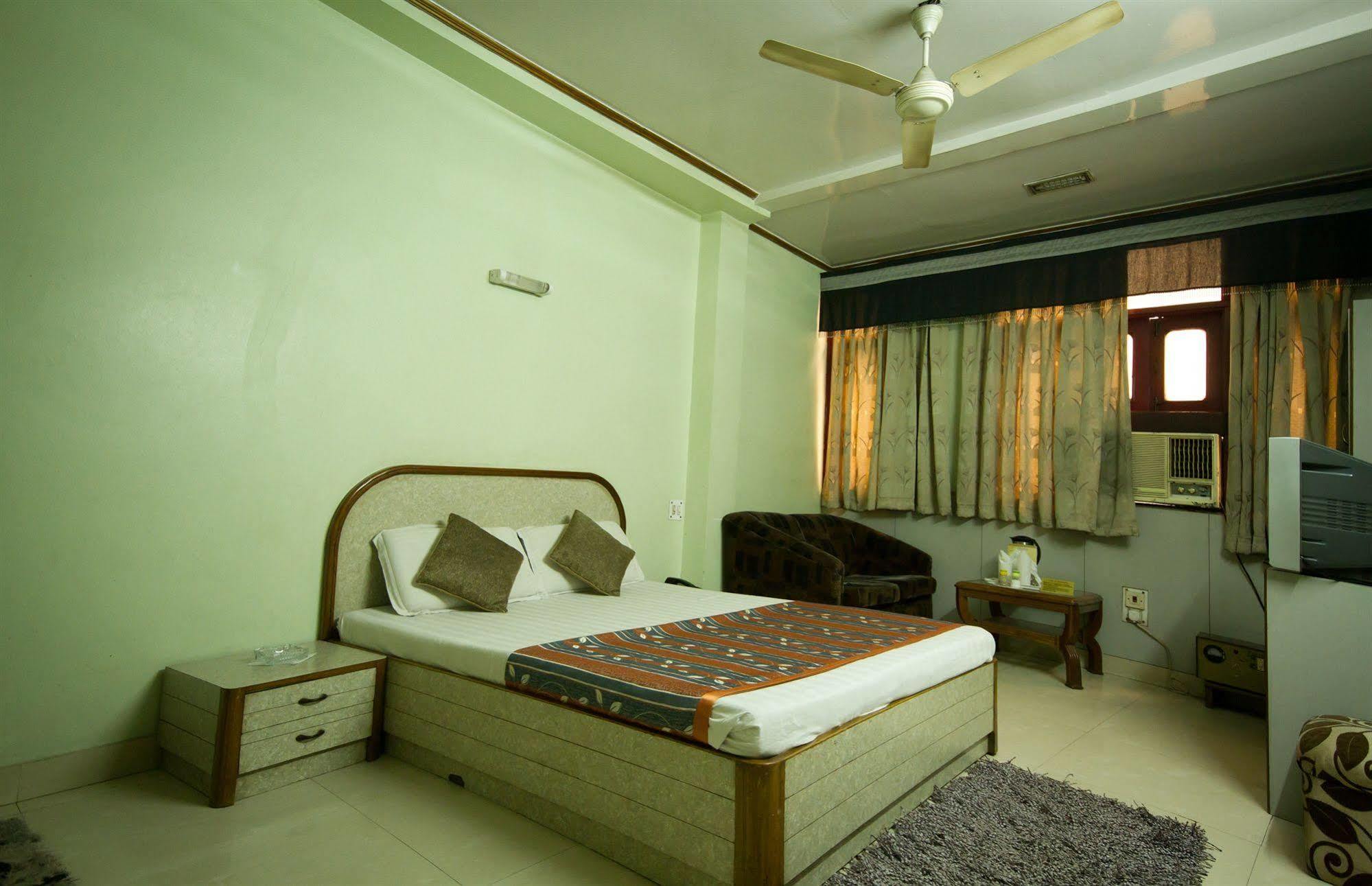 Hotel Woodland Deluxe New Delhi Ngoại thất bức ảnh